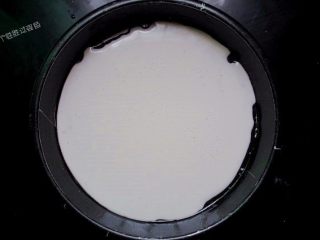 4、5分钟自制凉皮，免洗面,盛适量面糊倒入盘子中，转动盘子将盘子均匀的覆盖一层面糊就可以了，面糊的多少决定面皮的厚薄