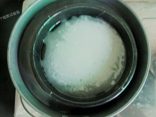 6、5分钟自制凉皮，免洗面,放入盘子(盘底和水直接接触，注意盘中不要弄进水，盘沿和锅之间要有一点距离，这样锅中的蒸汽才能上来）盖上锅盖中大火蒸2分钟，盘子中的面糊凝固并