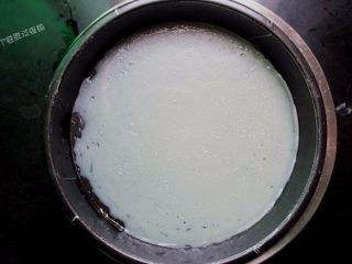 7、5分钟自制凉皮，免洗面,从锅中取出的盘子直接揭取面皮很烫不好揭，可以放在凉水中冷却（也是盘子底和水接触，面皮不要弄上水）