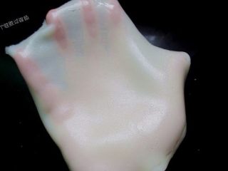 8、5分钟自制凉皮，免洗面,将取出来的面皮放到菜板上或者盘子里