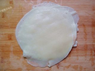 9、5分钟自制凉皮，免洗面,用手不容易揭起的话可以利用铲子，轻轻铲起一个口便可揭起。