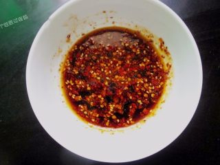 11、5分钟自制凉皮，免洗面,将辣椒油、蒜泥、盐、醋、香油、花椒油、芝麻酱加少许水，调成凉拌汁待用