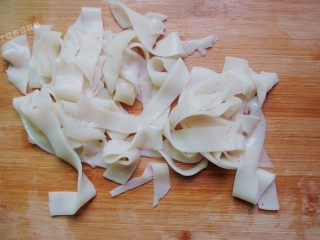 10、5分钟自制凉皮，免洗面,待凉皮凉了之后，切宽条