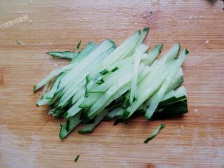 13、5分钟自制凉皮，免洗面,把黄瓜切成细丝