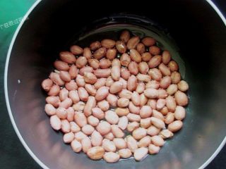 14、5分钟自制凉皮，免洗面,热锅冷油，即将炒锅烧热，即刻下2汤勺油，然后马上将花生米放到锅中，保持小火，并将花生米翻炒几下，使其均匀沾上油，再平平铺开，浸炸2分钟左右