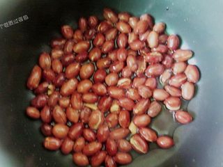 15、5分钟自制凉皮，免洗面,接着转中火，快速翻炒，至花生慢慢发出噼啪声，直到发出密集的劈啪声，立即关火，用锅中余温继续翻炒几下；沥油盛出装盘