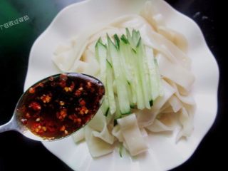 16、5分钟自制凉皮，免洗面,把凉皮和黄瓜丝放在盘子里，浇上调好的料汁