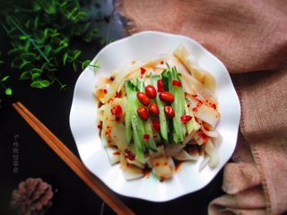 17、5分钟自制凉皮，免洗面,最好撒上熟花生，就大功告成了