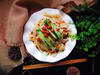 18、5分钟自制凉皮，免洗面,其实做凉皮并没有想象中的难，而且很好玩，我都能成功，你也一定可以，周末有时间，可以在家试试哈~