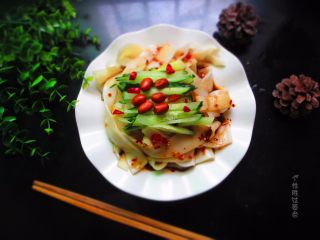 20、5分钟自制凉皮，免洗面,拌匀了尝一口，皮子筋道，口味酸辣，鲜香异常，人间美味不过如此!