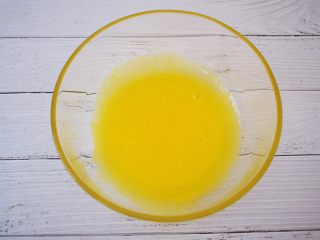 4、手指饼干,用手动打蛋器搅拌至发白,放置备用