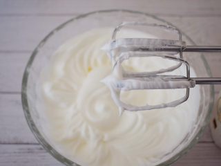 7、手指饼干,就是提起打蛋器有小尖角即可,称为蛋白霜