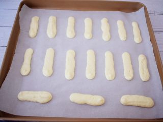 15、手指饼干,烤盘铺上油纸,再把面糊挤入烤盘中,大小跟手指差不多