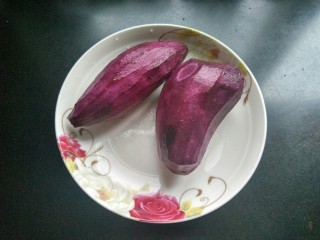 2、紫薯饼,紫薯去皮洗净。