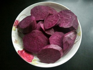 3、紫薯饼,切片。