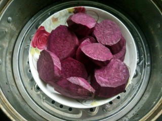 4、紫薯饼,放蒸锅蒸大火15分钟。