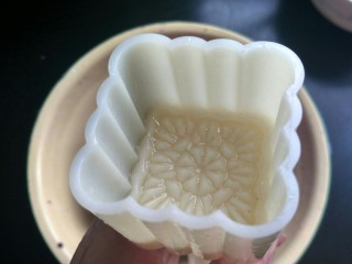 8、紫薯饼,把月饼模具洗净，用软刷刷上一层食用油。