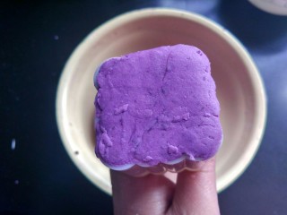 9、紫薯饼,取大约50g的紫薯团放入模具中，压严实。