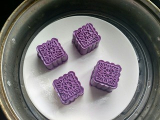 11、紫薯饼,放入蒸锅内，大火15分钟蒸熟。