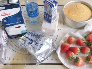 1、草莓装饰慕斯蛋糕,此方为八寸量,将所有材料准备好。