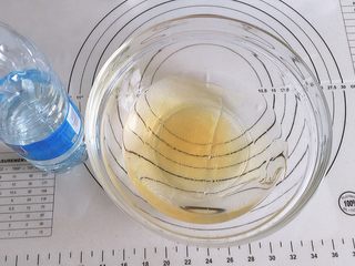 3、草莓装饰慕斯蛋糕,吉利丁用食用冰水泡软,现在冬天的气温室温水就可以,放入冷藏备用。