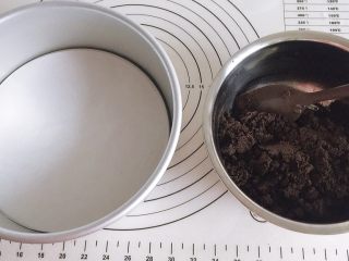 6、草莓装饰慕斯蛋糕,将黄油隔热水彻底软化后与饼干碎充分混合均匀,模具底部放入油纸。