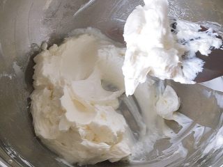 12、草莓装饰慕斯蛋糕,奶油奶酪隔温水软化后用电动打蛋器打软备用。