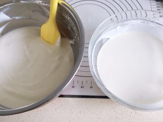 14、草莓装饰慕斯蛋糕,将牛奶吉利丁溶液与软化的奶酪分两次混合在一起。