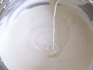 15、草莓装饰慕斯蛋糕,混合后的慕斯液是光滑细腻的,这样做出来的慕斯口感才会细腻。