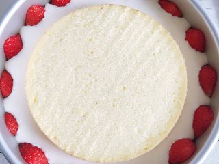 18、草莓装饰慕斯蛋糕,继续放第二片戚风片。