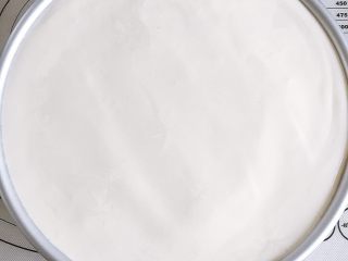 19、草莓装饰慕斯蛋糕,倒入第二次慕斯糊,轻轻晃动使其自然流平。