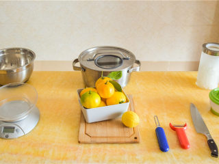 1、橘子果酱,将所有工具材料清洗干净，摆放好备用。