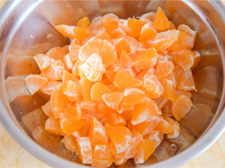 4、橘子果酱,将橘子切成小块