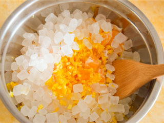 6、橘子果酱,将橘肉、橘皮冰糖倒入调理盘，搅拌均匀