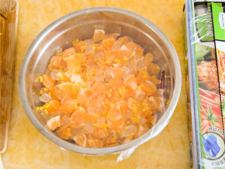 7、橘子果酱,盖上保鲜膜放入冰箱中冷藏10小时，时间紧的话也最少要冷藏4小时