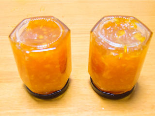 12、橘子果酱,将果酱倒置挤掉空气，放凉。静置4天让材料充分发酵融合