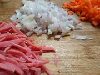 2、迷你披萨,胡萝卜，洋葱切丁，小烤肠切丝