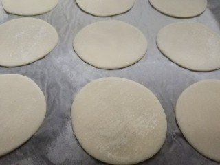 4、迷你披萨,烤盘放油纸，摆饺子皮