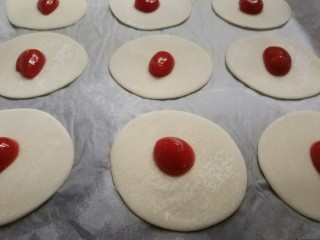 5、迷你披萨,挤适量的番茄酱