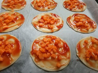 7、迷你披萨,依次放入切好的食材