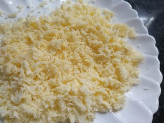 9、迷你披萨,将奶酪片用工具刨丝（工具可以用柠檬刀或是刨丝刀）