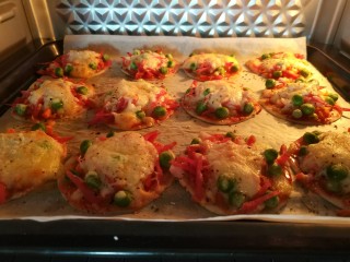 13、迷你披萨,看到奶酪融化，面上有点点焦