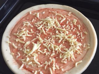 1、培根披萨,150度预热5分钟烤箱后，盘子倒少许油，放饼底150度烤6分钟，出来后刷层番茄酱撒上芝士