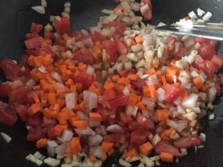 2、培根披萨,烤饼时做馅。少许油烧热放入番茄 蘑菇 培根 红萝卜等配料翻炒 ，放入番茄酱，少许盐，黑胡椒粉。炒至六成熟出锅