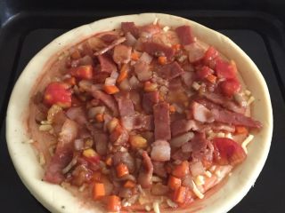 3、培根披萨,把炒好的馅放饼上