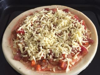 4、培根披萨,再铺一层芝士