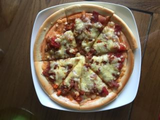 5、培根披萨,把披萨放烤箱180度8分钟，即可食用