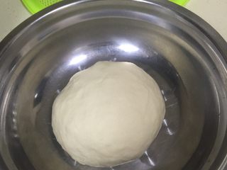 3、#初学#披萨????,加水，和成面团