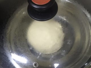 4、#初学#披萨????,锅中放热水，将面团放在薄盆中，放入锅中等待发酵