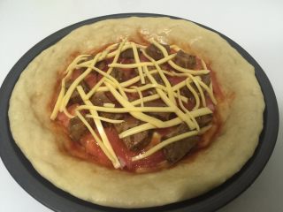 8、#初学#披萨????,底层芝士往上再加馅儿，一层一层铺开，最上面再加一层芝士